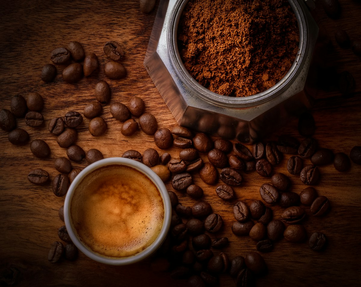 Barista Menuangkan Steamed Milk untuk Latte Art Sempurna