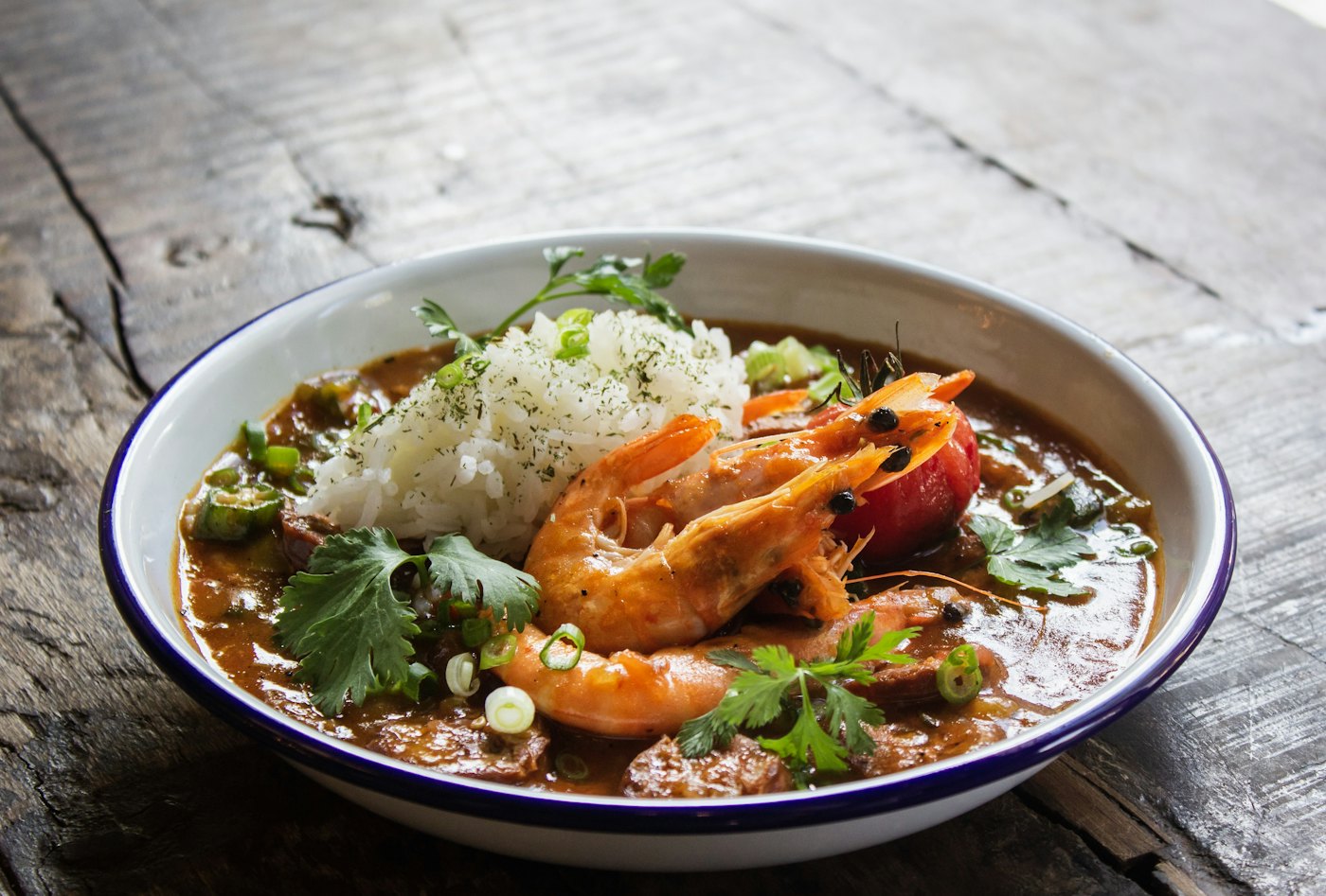 Mangkuk kuah udang windu pedas asam dengan nasi hangat.